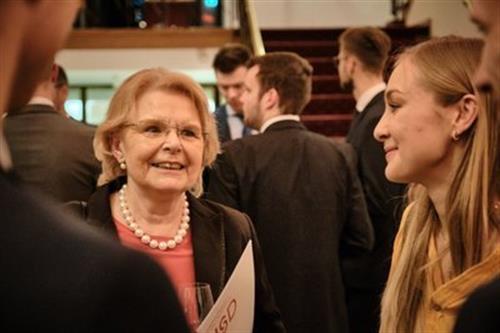 Doris G. Lepper, Vorstandsvorsitzende der LEPPER-Stiftung überreichte zusammen mit Marc A. Prüm aus dem Vorstand 30 Stipendien-Urkunden und freute sich über den angeregten Austausch mit den Stipendiatinnen und Stipendiaten. Die LEPPER-Stiftung ist größter Einzelförderer und Stipendiengeber der Hochschule.